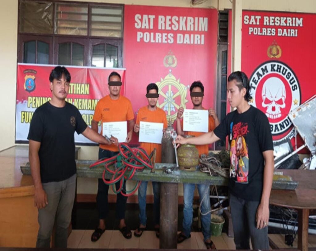 3 Pelaku Pencurian Besi Pembatas jalan di Silahisabungaun di tangkan Polres Dairi. Foto: Humas Polres Dairi.