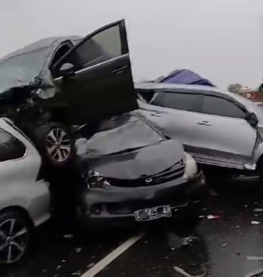 Kecelakaan beruntun di Tol Cipularang KM 91-92 arah Jakarta, Senin (11/11/2024). Foto: Dok. Istimewa