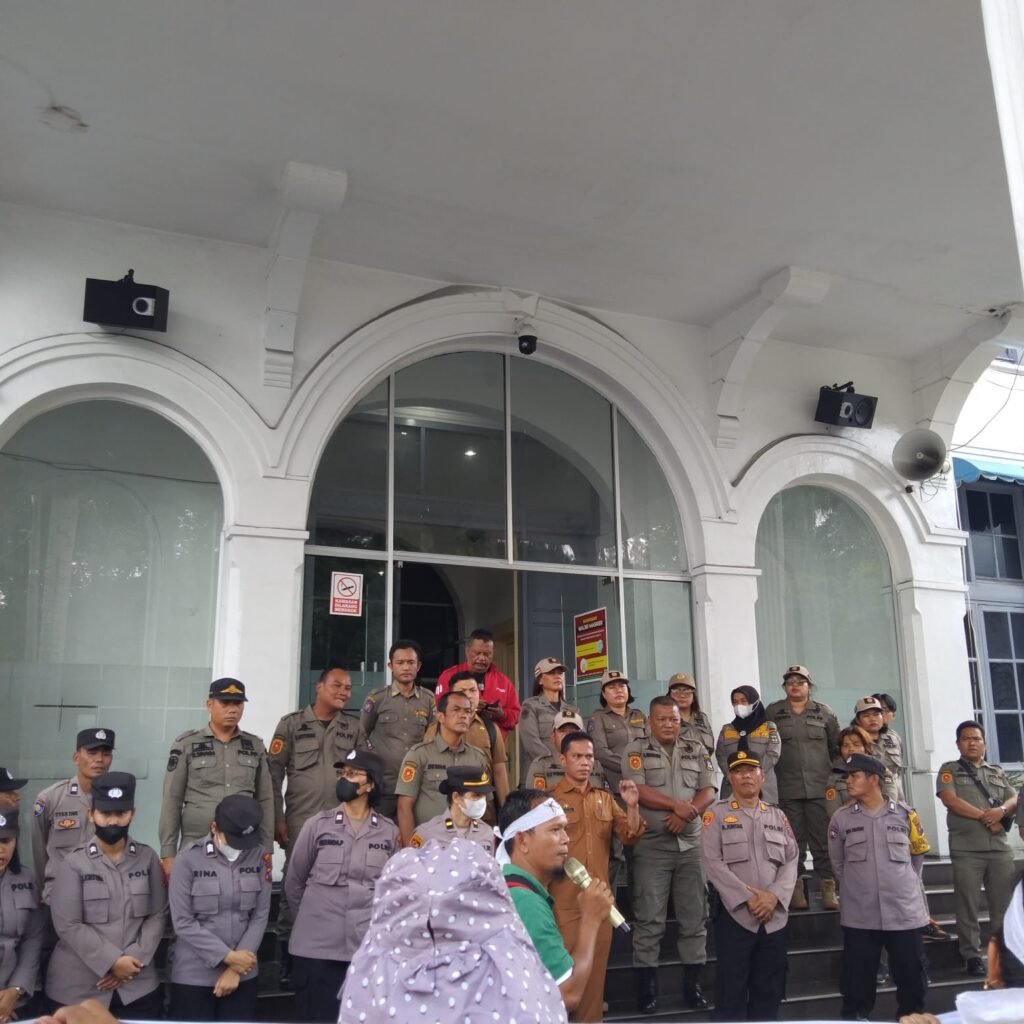 Salah satu penggurus Assosiasi pedagang pasar tradisional atas nama Komunitas Pedagang Pasar Horas Gedung IV Lantai I dan II dan Sekitarnya (KP2H Gd. IV), Agus Butarbutar saat menyampaikan orasinya di depan Kantor Walikota Pematangsiantar. Foto: Istimewa.
