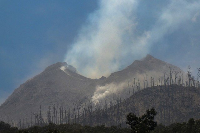 Kondisi usai erupsi Gunung Lewotobi Laki-Laki yang terlihat dari Desa Klatanlo, Kabupaten Flores Timur, Nusa Tenggara Timur, Senin (4/11/2024). Foto: ARNOLD WELIANTO / AFP
