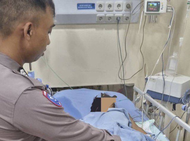 Polisi membesuk anak yang menjadi korban kecelakaan lalu lintas oleh truk tanah. Foto: Dok. Polres Metro Tangerang Kota