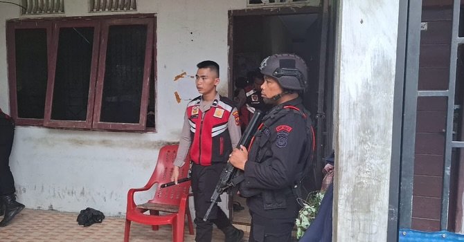 Derasemen Gegana Polda Sumatera Utara saat menggerebek Kamuoung Narkoba di Deli Serdang. Foto: Humas Brimob Polda Sumut.