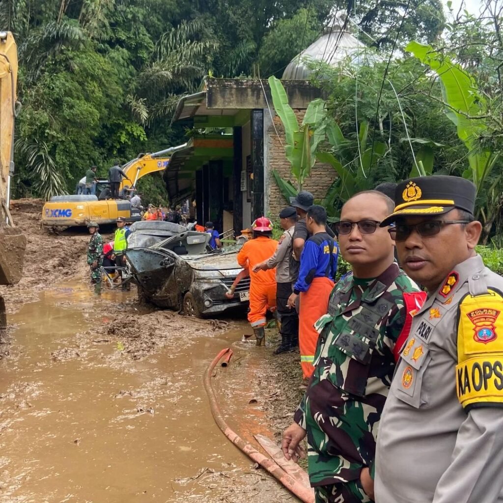 Kapolres Tanah Karo, AKBP Eko Yulianto, S.H., S.I.K., M.M., M.Tr.Opsla, bersama Dandim 0205 TK Letkol Inf. Ahmad Afryan Rangkuti, turun langsung memantau proses evakuasi korban. Foto: Dok. Polres Tanah Karo