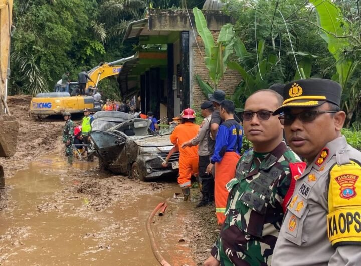 Kapolres Tanah Karo, AKBP Eko Yulianto, S.H., S.I.K., M.M., M.Tr.Opsla, bersama Dandim 0205 TK Letkol Inf. Ahmad Afryan Rangkuti, turun langsung memantau proses evakuasi korban. Foto: Dok. Polres Tanah Karo