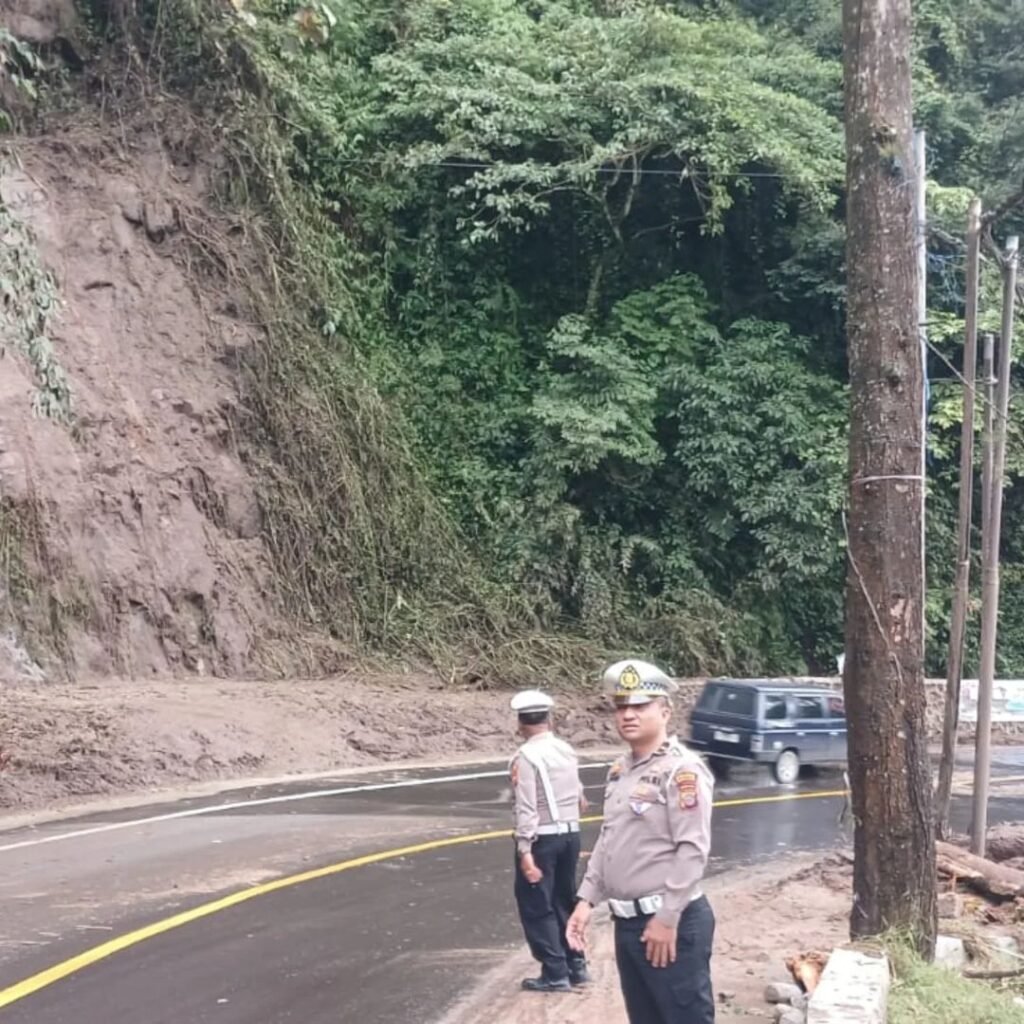 Kondisi Jalan Jamin Ginting KM 155 sudah kembli normal pasca diterpa Longsor tebing sisi jalan, pada Sabtu, (23/11/2024) malam. Foto: Polres Tanah Karo.
