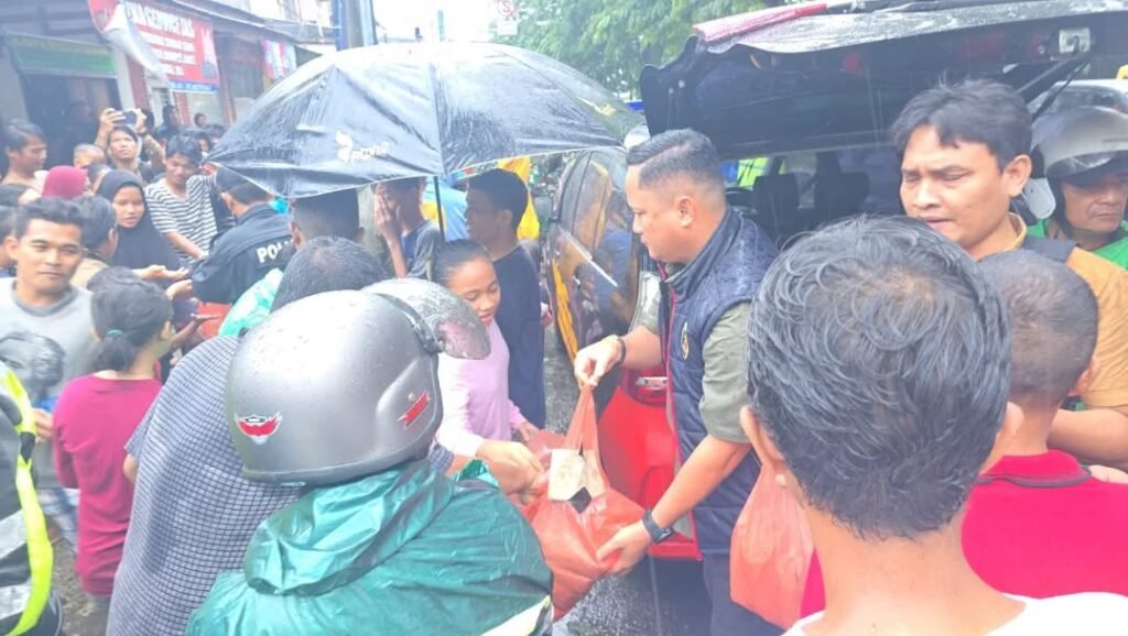 Tim URC Polrestabes Medan saat menyalurkan Bantuan. Foto: Instagram Polsek Sunggal