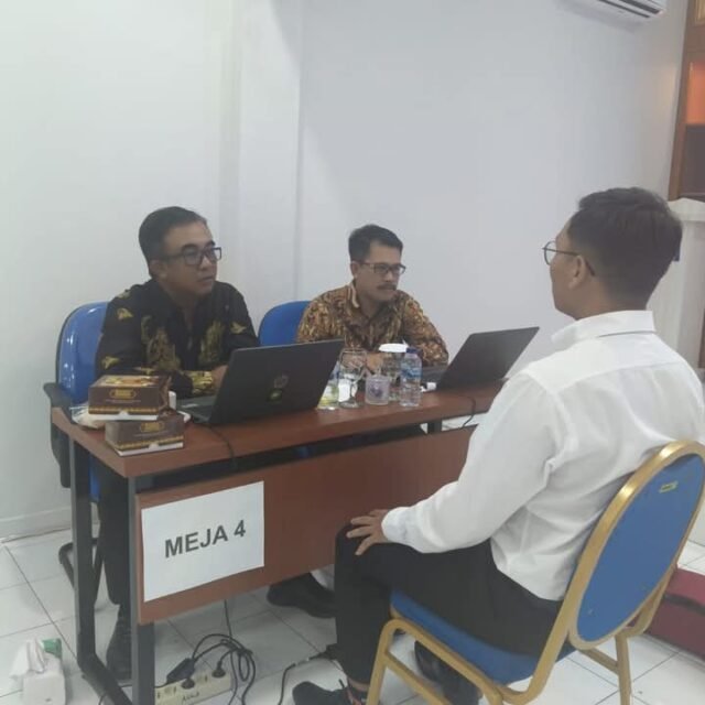 Kiri) Kepala Kantor Wilayah Kemenkumham Sumatera Utara Agung Krisna saat melakukan Wawancara kepada peserta Seleksi SKB CPNS Kemenkumham Wilayah Sumatera Utara. Foto: Dok. Kanwilkemenkumham Sumut.