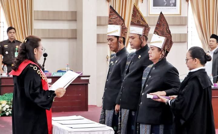Pimpinan DPRD Kabupaten Simalungun Periode 2024-2025 usai mengucapkan janji. Foto: Istimewa.