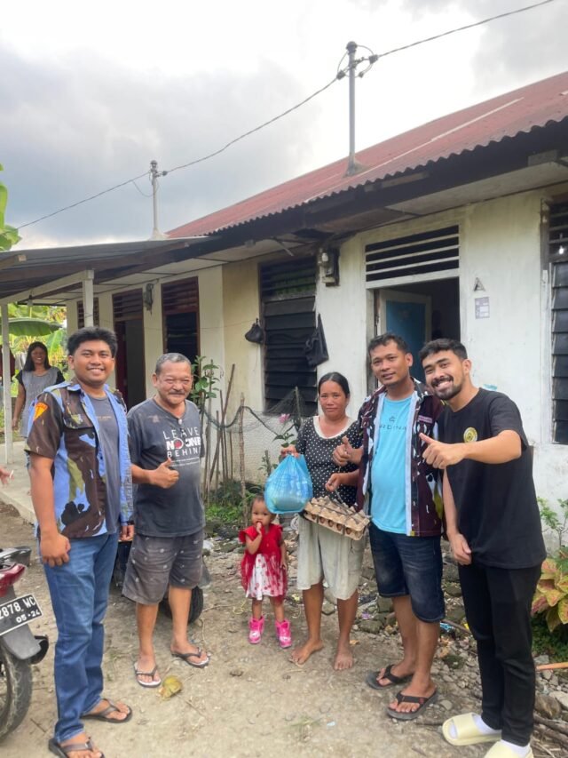 Management Crew Koin Bar & KTV Saluran Bingkisan Kepada Warga. Foto: Dok. Koin Bar & KTV Siantar