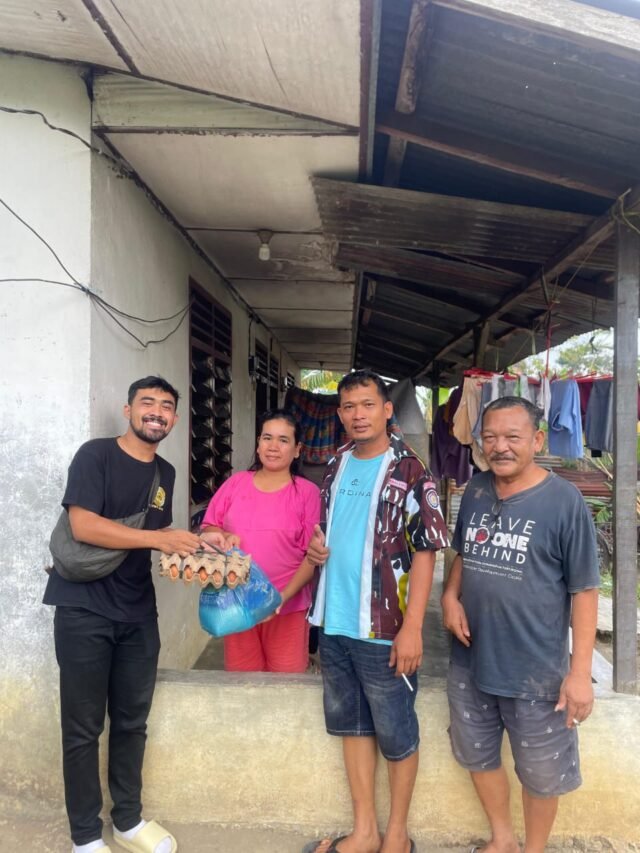 Management Crew Koin Bar & KTV Saluran Bingkisan Kepada Warga. Foto: Dok. Koin Bar & KTV Siantar