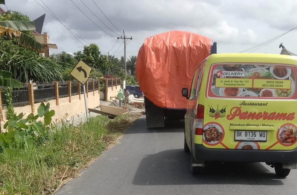 Truk Angkutan Hasil Galian C (Tanah) yang melintas di jalan dari panei tongah menuju ke Proyek Jalan Tol Simpang Panei, di simpang dua. Foto: Andi/visiokreatif