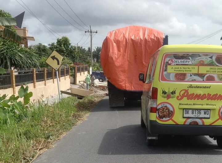 Truk Angkutan Hasil Galian C (Tanah) yang melintas di jalan dari panei tongah menuju ke Proyek Jalan Tol Simpang Panei, di simpang dua. Foto: Andi/visiokreatif