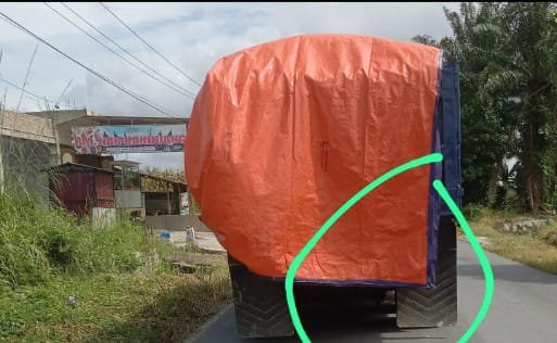 Truk Angkutan Hasil Galian C (Tanah) yang melintas di jalan dari panei tongah menuju ke Proyek Jalan Tol Simpang Panei, di simpang dua. Foto: Andi/visiokreatif