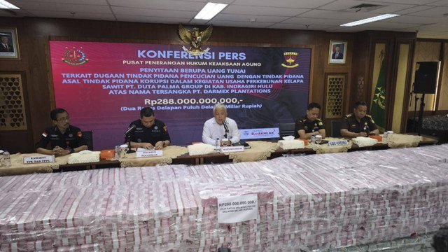 Tumpukan uang hasil TPPU kasus dugaan tindak pidana korupsi usaha kelapa sawit di Kabupaten Indragiri saat ditampilkan di Kejagung. Foto: Dok. Istimewa.