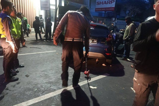 Olah TKP pengemudi ford menabrak gerobak sampah dan pohon di Jl Kertajaya, Surabaya Minggu (8/12/2024). Foto: Dok. Istimewa