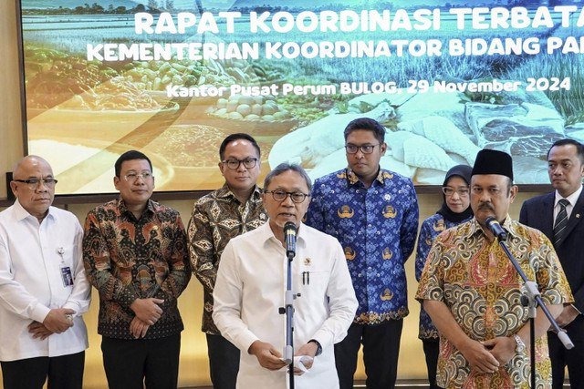 Menko Bidang Pangan Zulkifli Hasan (Zulhas) menggelar konferensi pers usai Rapat Koordinasi Terbatas Kementerian Koordinator Bidang Pangan di Jakarta, Jumat (29/11/2024). Foto: Dok. Kemenko Pangan.