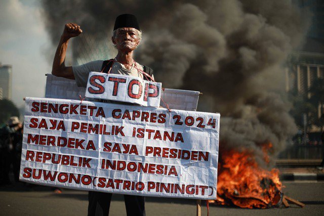 Massa pendukung paslon 01 dan 03 menggelar aksi unjuk rasa di sela mengawal keputusan Mahkamah Konstitusi di Patung Kuda, Jakarta, Senin (22/4/2024). Foto: Aditia Noviansyah/kumparan