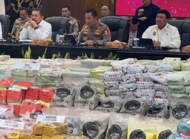 Konferensi pers terkait pencapaian desk pemberantasan narkoba di Rupatama Polri. Foto: Istimewa.