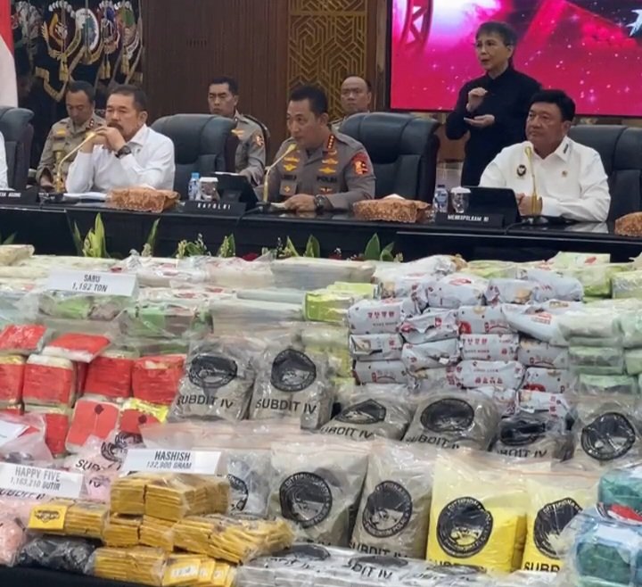 Konferensi pers terkait pencapaian desk pemberantasan narkoba di Rupatama Polri. Foto: Istimewa.