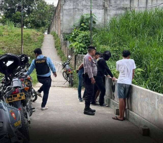 Polisi saat Patroli di Gang Bajigur, Kecamatan Siantar Martoba, Kota Pematangsiantar. Foto: Dok. Humas Polres Pematangsiantar.