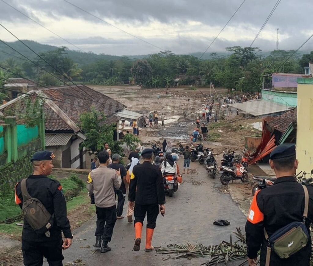 Tim SAR Brimob Polda Jabar saat melakukan Evakuasi dan Penanggulangan Bencana Alam. Foto: Humas Korp Brimob Polri.