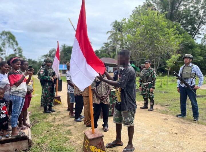 Seorang Simpatisan OPM saat mencium dan Hormat ke Bendera Republik Indonesia Merah Putih. Foto: Dok. Penkostrad