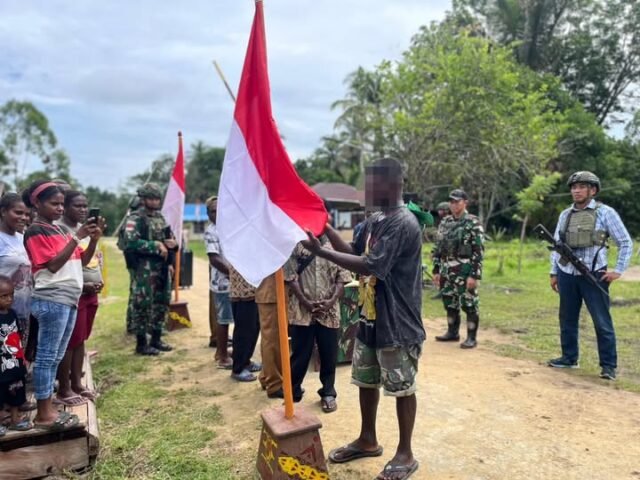 Seorang Simpatisan OPM saat mencium dan Hormat ke Bendera Republik Indonesia Merah Putih. Foto: Dok. Penkostrad