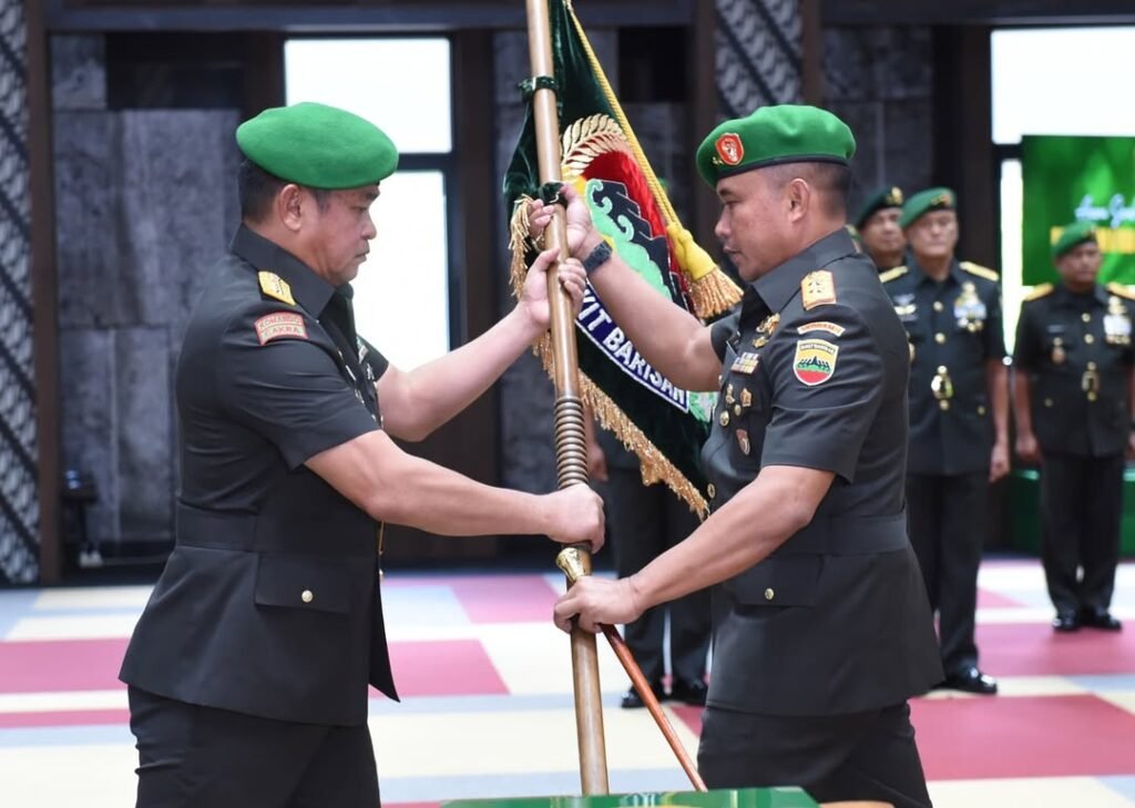 (kiri) Kepala Staf Angkatan Darat (Kasad) Jenderal TNI Maruli Simanjuntak, M.Sc., memimpin Serah Terima Jabatan (Sertijab) dua jabatan strategis di jajaran TNI AD, bertempat di Markas Besar Angkatan Darat (Mabesad), Jakarta Pusat. Foto: Dok. TNI AD