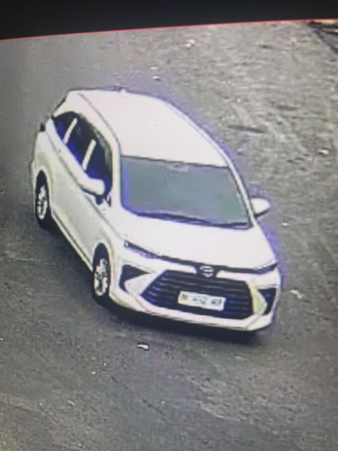 Mobil Avanza Putih yang di kendarai Pelaku di Pematangsiantar. Foto: Istimewa.