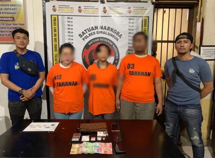 Ketiga Tersangka diamankan bersama Barang Bukti. Foto: Istimewa.