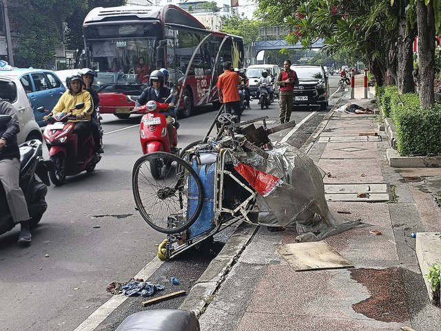 3 Januari, 2025 oleh kumparanNEWS Kecelakaan beruntun antara mobil Honda CRV dengan sepeda motor Honda Vario dan becak di Jalan Basuki Rahmat, Kecamatan Tegalsari, Surabaya, Kamis (2/1/2024). Foto: Dok. Istimewa