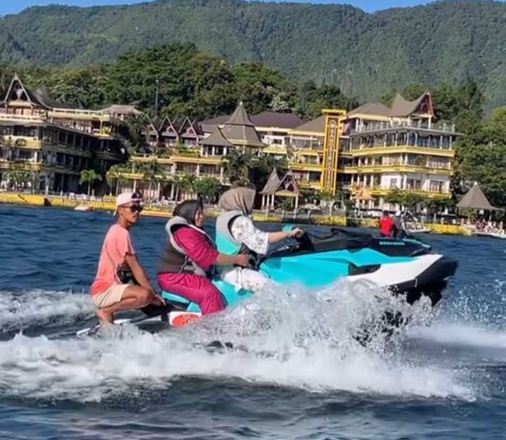 Instagram @tuktukjetski