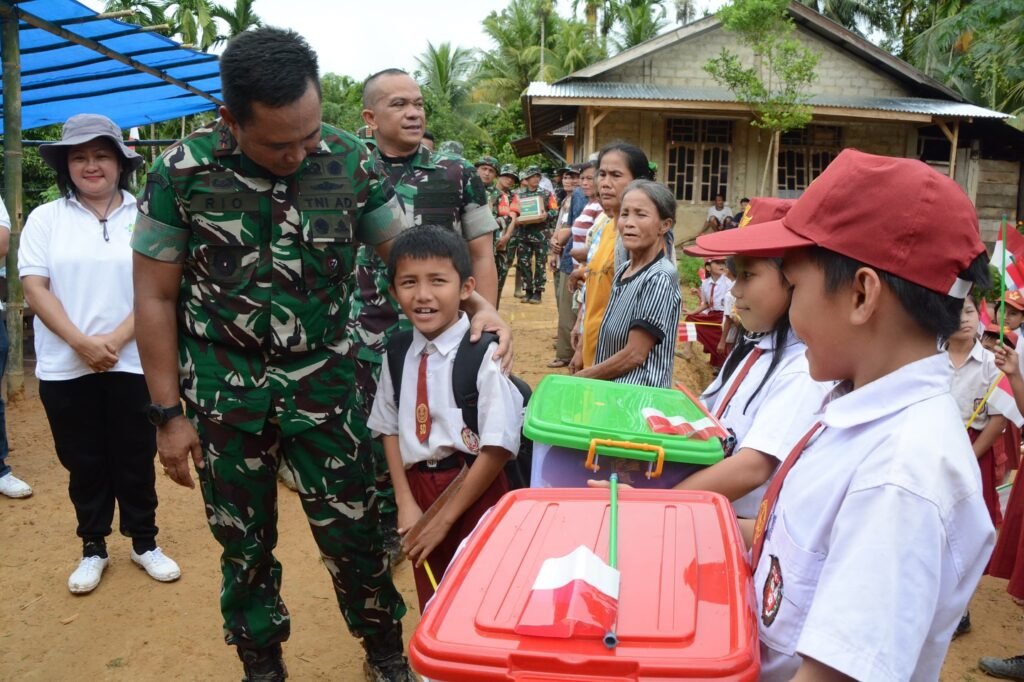 Pandam I/BB saat memberikan bingkisan kepada Murid SD si Nias. Foto: Rok. Pendam I/BB
