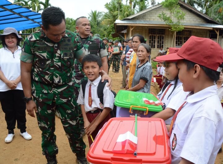 Pandam I/BB saat memberikan bingkisan kepada Murid SD si Nias. Foto: Rok. Pendam I/BB