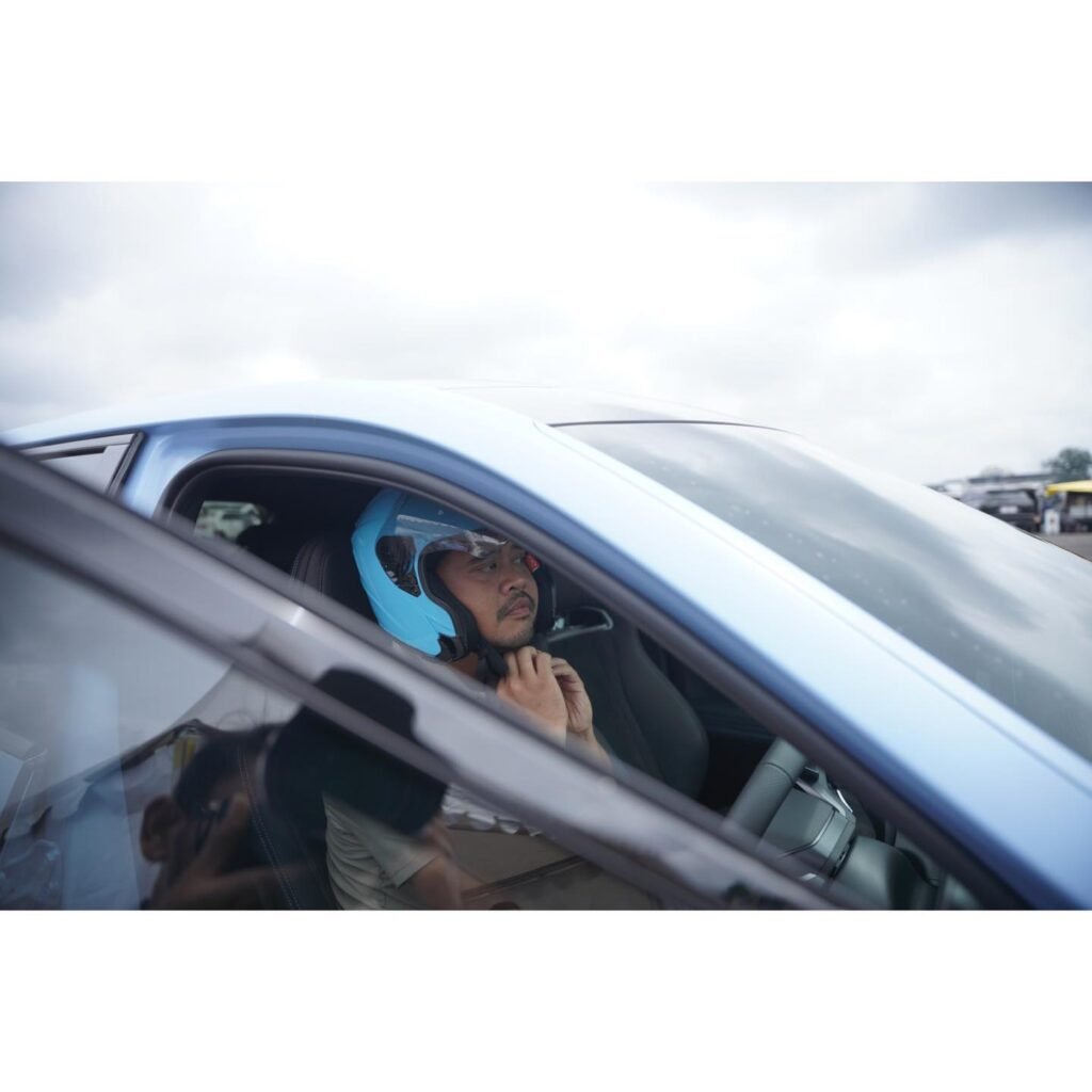 Walikota Meda Bobby Nasution saat mencoba untuk mengemudikan drag Race di Ex Bandara Polonia Medan. Foto: Dok. Pemko Medan.