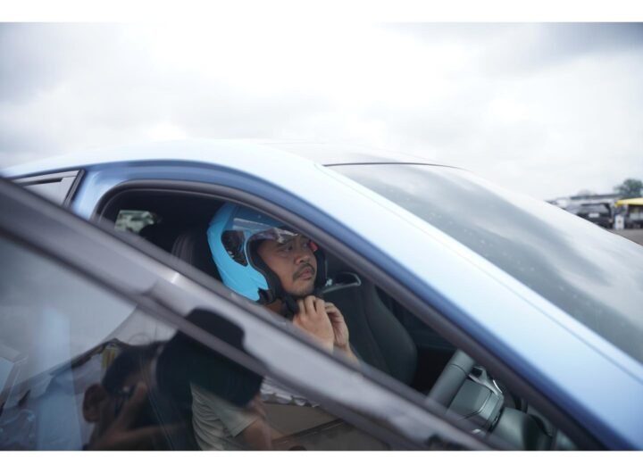 Walikota Meda Bobby Nasution saat mencoba untuk mengemudikan drag Race di Ex Bandara Polonia Medan. Foto: Dok. Pemko Medan.