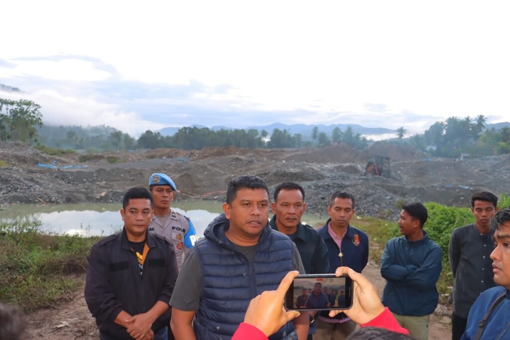 Kapolres Madina saat berada si TKP Pertambangan Emas Tanpa Izin (PETI). Foto: Istimewa.