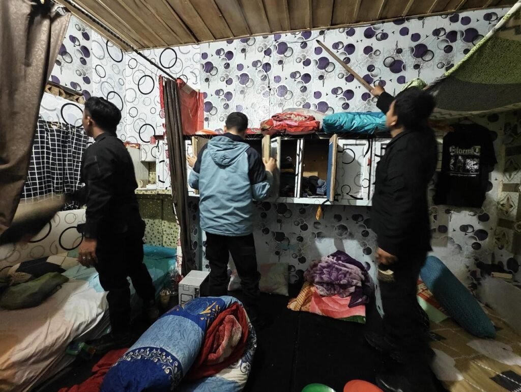 Rajia dilakukan kepada Napi di Rutan Kelas IIB Sidikalang, guna mencegah terjadinya aktifitas Ilegal yang di lakukan Napi. Foto: Dok. Rutan Kelas IIB Sidikalang.