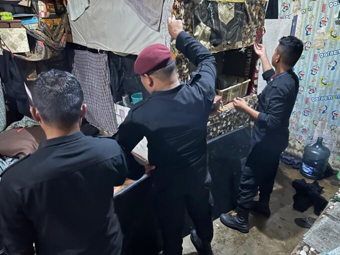 Rajia dilakukan kepada Napi di Rutan Kelas IIB Sidikalang, guna mencegah terjadinya aktifitas Ilegal yang di lakukan Napi. Foto: Dok. Rutan Kelas IIB Sidikalang.