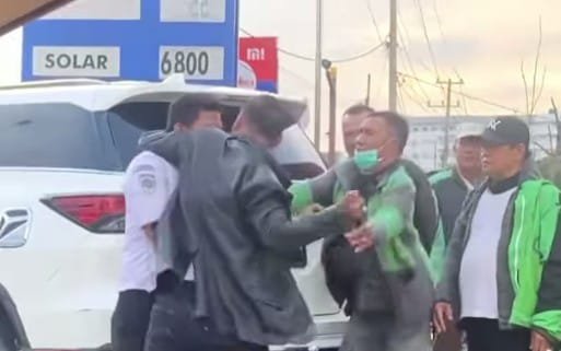 Penganiayaan Pengemudi Pajero kepada Kondektur Pajero. Foto: Istimewa.