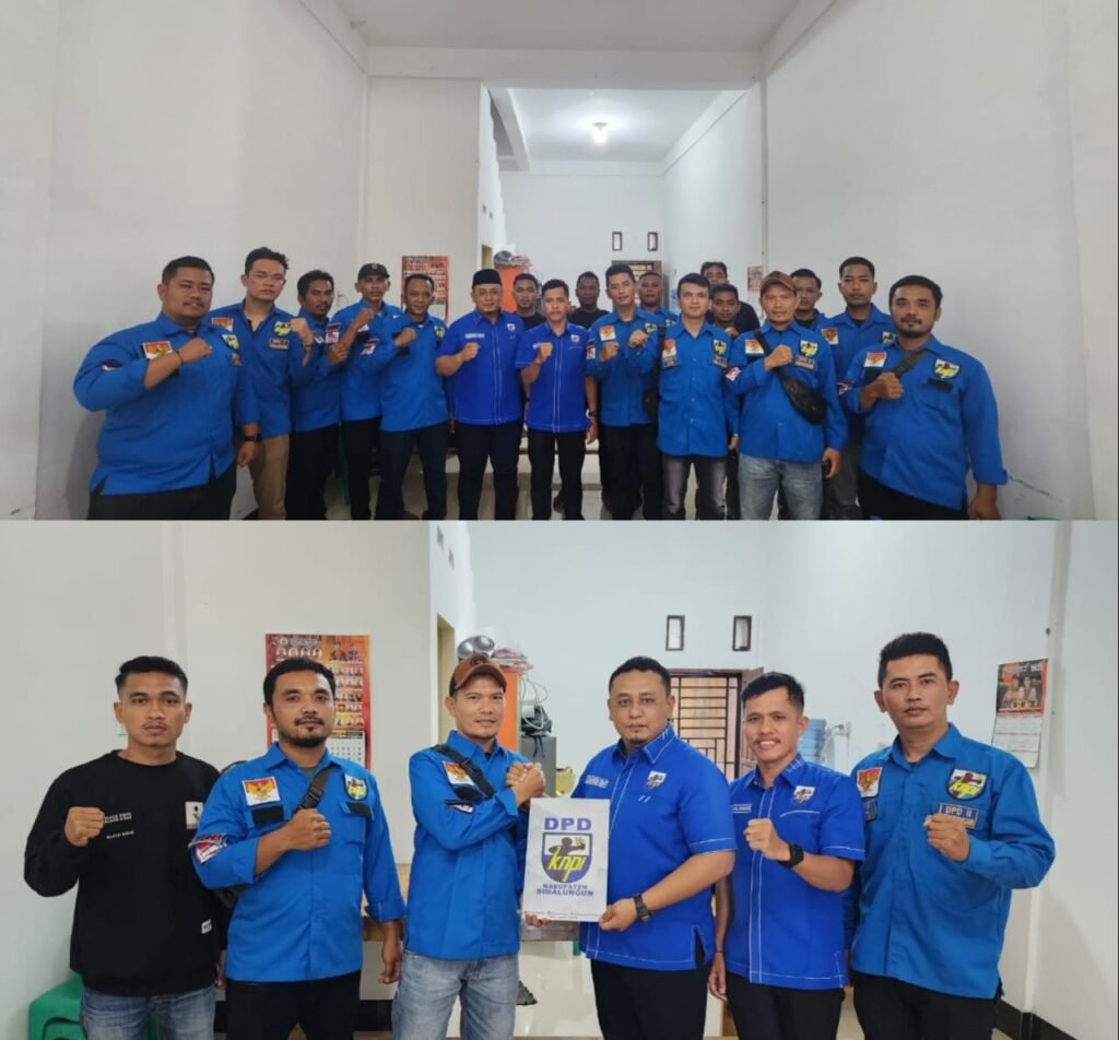Penyerahan Surat Keputusan Pengurus Kecamatan di DPD KNPI Kabupaten Simalungun. Foto: Dok. Edis/KNPI Simalungun