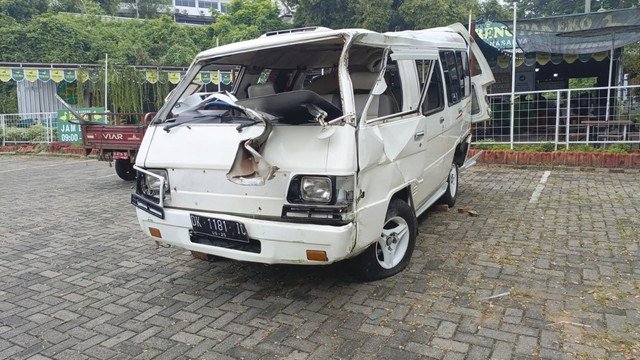 Kondisi mobil pengangkut anak TK usai ditabrak truk di Silayur Semarang. Foto: Dok. Istimewa