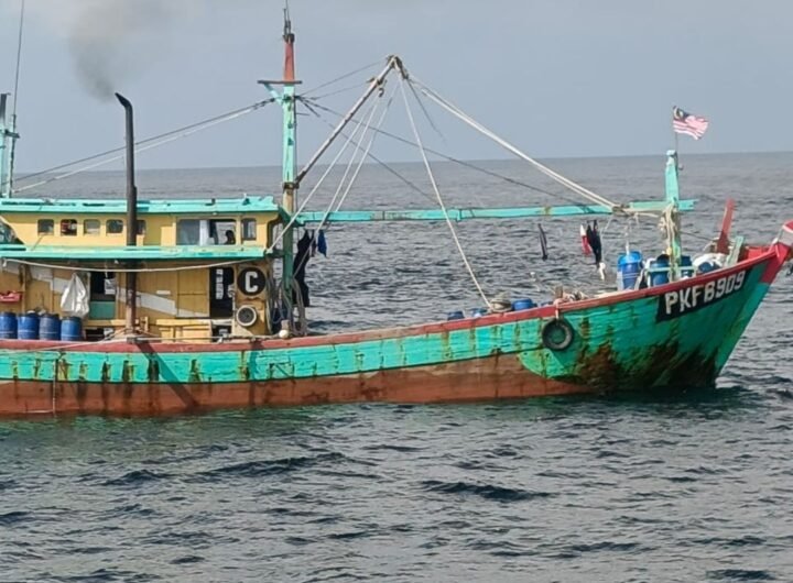 Kapal Ilegal Fishing bendera Malaysia. Foto: TNI AL.