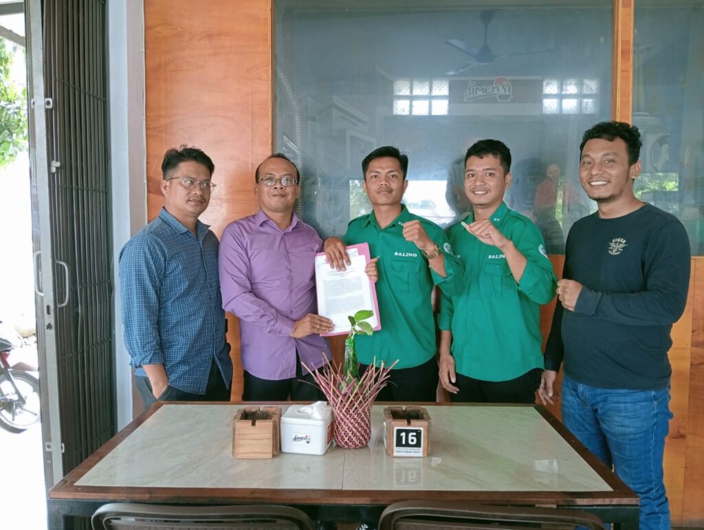 (ke tiga dari kiri) Direktur Eksekutif Sahabat Lingkungan (SALING) Rian Sinaga dan Sekretarisnya Carles Nduha (ke dua dari kanan) didampingi Sejumlah senior SALING yang juga sebagai Advokat Konsultan Hukum. Foto: Dok. Sahabat Lingkungan.