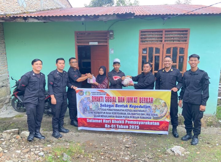 Rutan kelas IIB Sidikalang, saat bagikan Takjil Gratis ke pada Warga Sekitar. Foto: Dok. Ruta Kelas IIB Sidikalang.