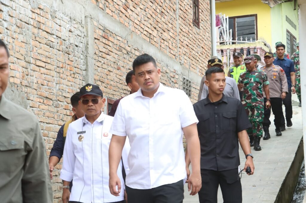 Gubernur Sumatera Utara Bobby Nasution saat kunjungi Bekas banjir dan Longsor di Parapat. Foto: Dok. Humas Polres Simalungun.