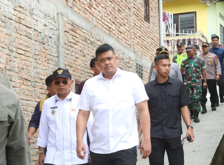 Gubernur Sumatera Utara Bobby Nasution saat kunjungi Bekas banjir dan Longsor di Parapat. Foto: Dok. Humas Polres Simalungun.