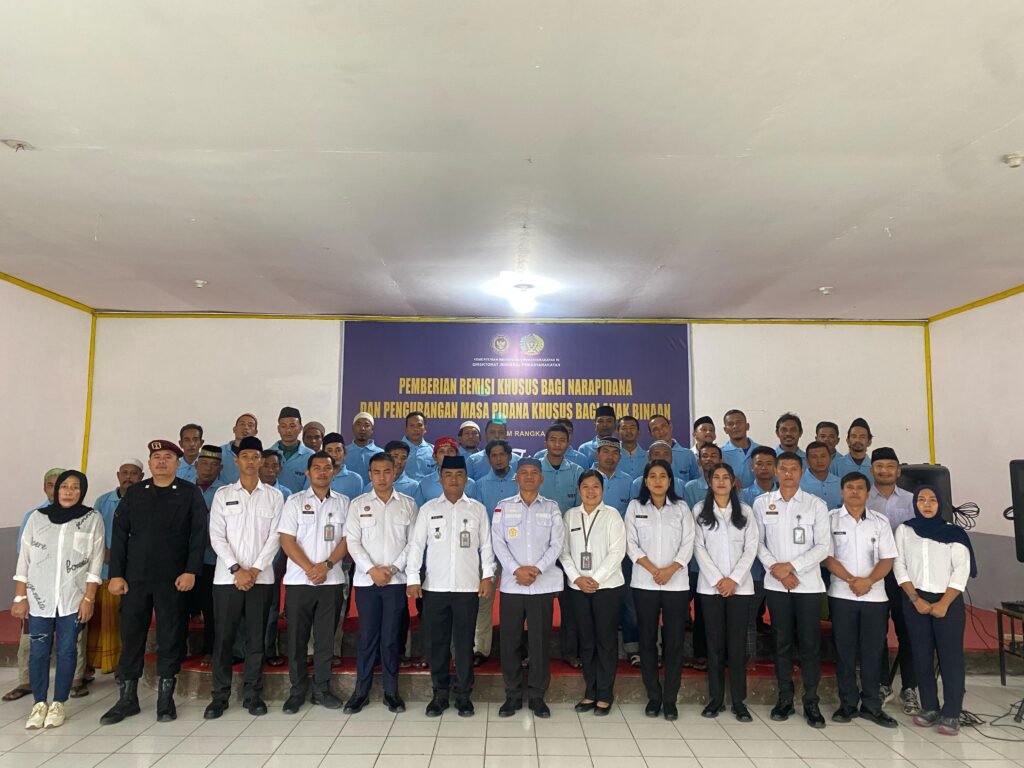 188 WBP Rutan Kelas IIB Berpoto bersama usai menerima Remisi Harj Raya Idul Fitri 1446 H. Foto: Rutan Sidikalang.