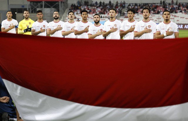 1 Maret, 2025 oleh kumparanBOLA Para pemain Indonesia berpose untuk foto bersama tim sebelum pertandingan Piala Dunia Kualifikasi Asia Babak Ketiga Grup C antara Bahrain vs Indonesia di Stadion Nasional Bahrain, Riffa, Bahrain, Kamis (10/10/2024). Foto: Hamad I Mohammed/REUTERS