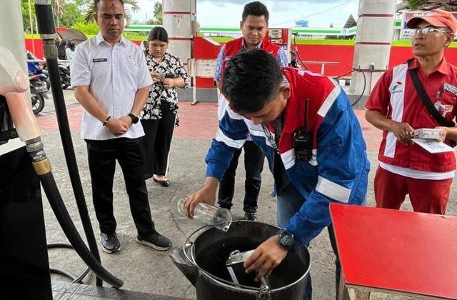 Pengambilan sampel BBM di SPBU Kota Bitung oleh Pertamina Patra Niaga dan Pemerintah Kota Bitung. Sampel ini akan diuji kualitasnya.